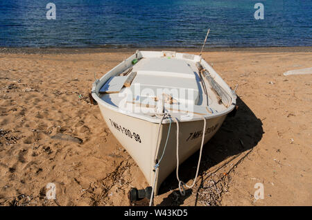 Menorca - 22. SEPTEMBER: ein Boot von Cala Mica Strand, September 22,2017. Stockfoto