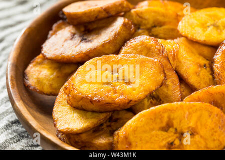 Hausgemachte Gelb frittierte Kochbananen in eine Schüssel geben. Stockfoto