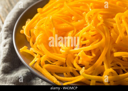 Raw Organic Butternut Squash Nudeln in eine Schüssel geben. Stockfoto