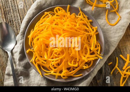 Raw Organic Butternut Squash Nudeln in eine Schüssel geben. Stockfoto