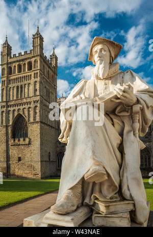 Die Kathedrale von Exeter mit Statue von Richard Hooker. Devon. England. UK. Stockfoto