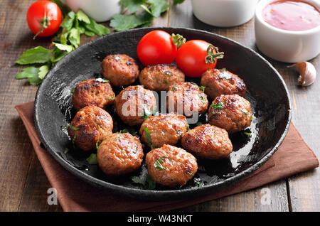 Gebratene Fleischbällchen in gusseisernen Pfanne, in der Nähe Stockfoto
