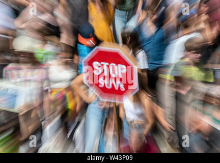 19 Juli 2019, Baden-Württemberg, Freiburg: Während einer Freitags für Zukunft Demonstration, Teilnehmer halten ein Plakat mit der Aufschrift "SUVs. Nach Angaben der Polizei mehr als 7000 Schüler nahmen an der Demonstration teil. (Die Aufnahme mit Zoom Effekt) Foto: Patrick Seeger/dpa Stockfoto