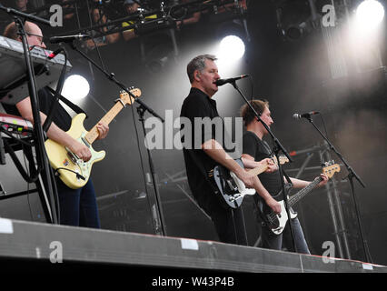 19 Juli 2019, Baden-Württemberg, Karlsruhe: Sänger Marcus Wiebusch (M) und seine Band Kettcar auf der open-air Festival "Das Fest" in der Günther-Klotz-Anlage. Zahlreiche Musiker wird auf mehreren Bühnen bis einschließlich 21. Juli 2019 durchzuführen. Foto: Uli Deck / dpa Stockfoto