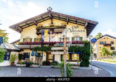 5 Juli 2019: Haus Cafe mesner in Schliersee. Schönen bayerischen Haus. Bayern, Deutschland Stockfoto