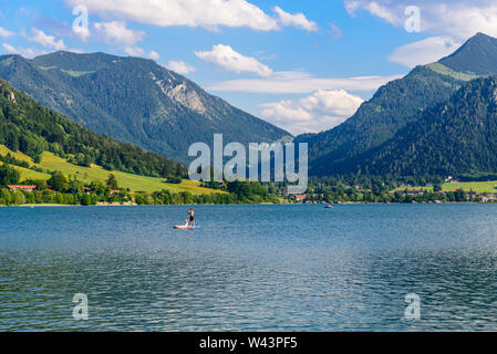 Blick auf Schliersee See, Alpen, Berge, blauer Himmel, Wolken in Bayern, Deutschland Stockfoto