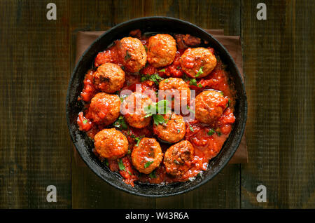 Hackfleischbällchen mit Tomatensauce in der Pfanne, Ansicht von oben Stockfoto