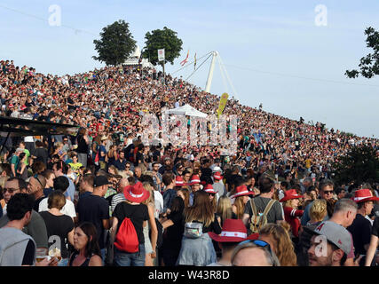 19 Juli 2019, Baden-Württemberg, Karlsruhe: Die Besucher des Open-Air-Festival "Das Fest" stehen auf dem Festivalgelände in der Günther-Klotz-Anlage. Zahlreiche Musiker wird auf mehreren Bühnen bis einschließlich 21. Juli 2019 durchzuführen. Foto: Uli Deck / dpa Stockfoto