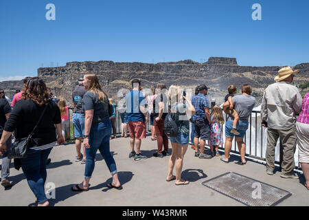 Twin Falls, Idaho - 30. Juni 2019: Massen von Besuchern in die Aussichtsplattform für die Shoshone Falls, einem großen Wasserfall in einem State Park Stockfoto