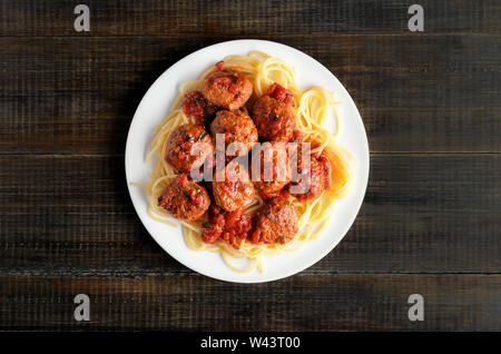 Hackfleischbällchen mit Tomatensauce und Spaghetti auf dem Teller, Ansicht von oben Stockfoto