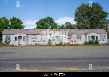 Carey, Idaho - 30. Juni 2019: Verlassenen Motel leer sitzt und für den Verkauf auf der Seite der Landstraße in einem ländlichen Idaho Stadt Stockfoto