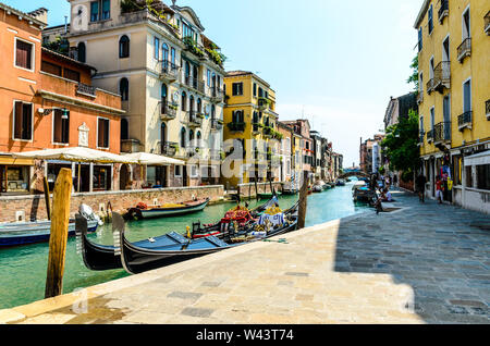 Schöne Aussicht auf den Kanal mit gongola, Gondeln, bunten Häusern, Restaurants in Venedig, Italien. Stockfoto