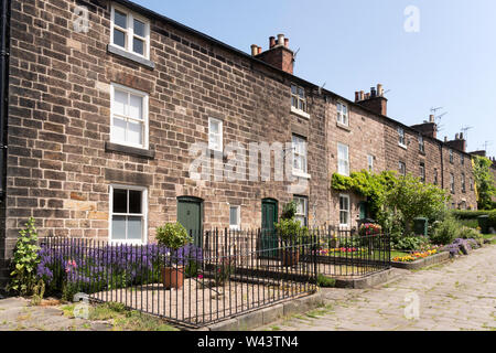 Eine Terrasse von Häusern des 18. Jahrhunderts millworker in der Langen Reihe, Belper, Derbyshire, England, Großbritannien Stockfoto