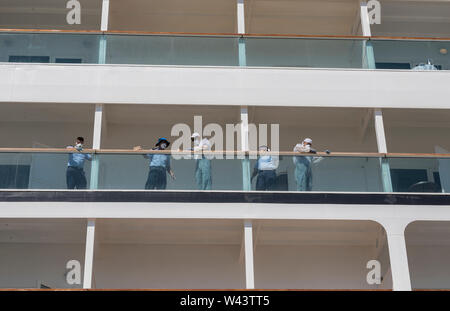 Montevideo: Juli 19; Männer arbeiten auf Holz- schiene Balkon mit schützenden arbeiten Masken in Cruiser Schiff Seabourn Odyssey. Ermoupolis 19 Juli 2019 Griechenland. Stockfoto