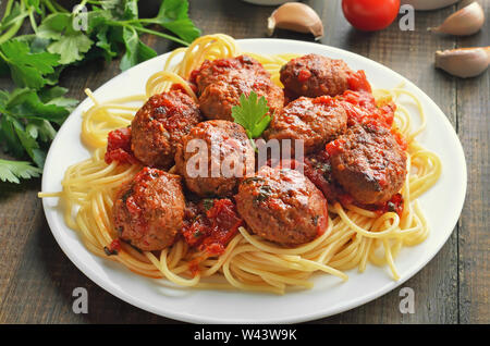 Hackfleischbällchen mit Tomatensauce und Spaghetti auf dem Teller, in der Nähe Stockfoto