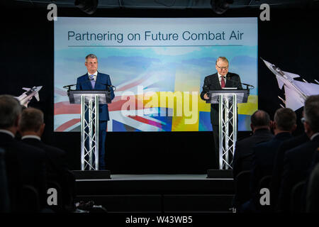 Schweden und Großbritannien verkünden Partnerschaft auf "Sturm" der sechsten Generation Fighter. Stuart Andrew MP und schwedische Verteidigungsminister Peter Hultqvist. Stockfoto