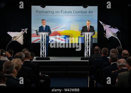 Schweden und Großbritannien verkünden Partnerschaft auf "Sturm" der sechsten Generation Fighter. Stuart Andrew MP und schwedische Verteidigungsminister Peter Hultqvist. Stockfoto