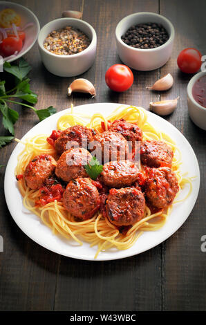 Hackfleischbällchen mit Tomatensauce und Spaghetti auf dem Teller Stockfoto