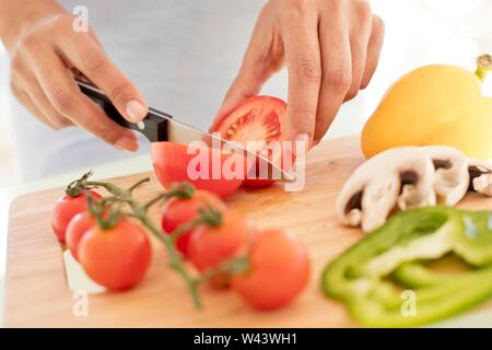 Frau Hacken von frischen Tomaten. Stockfoto