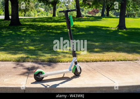 Boise, Idaho - Juli 14, 2019: Ein Lime Marke dockless elektronische Roller sitzt auf einem Bürgersteig, unbeaufsichtigt. Diese App-basierten Motorroller mieten Stockfoto