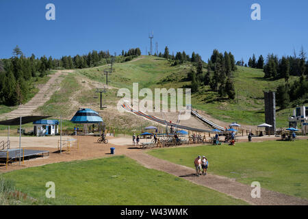 Boise, Idaho - Juli 14, 2019: Bogus Basin Skigebiet im Sommer viele familienfreundliche Aktivitäten stattfinden, einschließlich einer Alpine Coaster und Berg Stockfoto