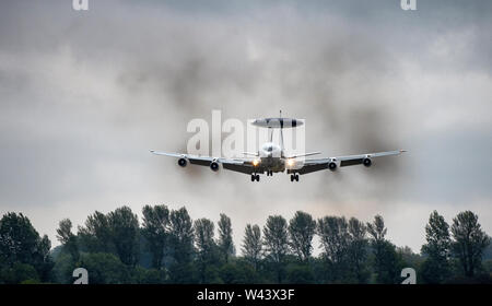 NATO E-3A Sentry AWACS-modifizierte Boeing 707 ins Land kommenden an RAF Fairford in Gloucestershire während des Royal International Air Tattoo. Stockfoto