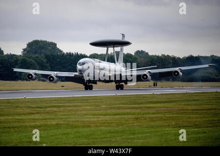 NATO E-3A Sentry AWACS-modifizierte Boeing 707 ins Land kommenden an RAF Fairford in Gloucestershire während des Royal International Air Tattoo. Stockfoto