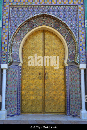 Marokko, Fes. Schöne Fassade mit Arabesque stil Torbogen und glasierte Fliesen Tür-Surround mit islamischen symmetrische Muster. Stockfoto