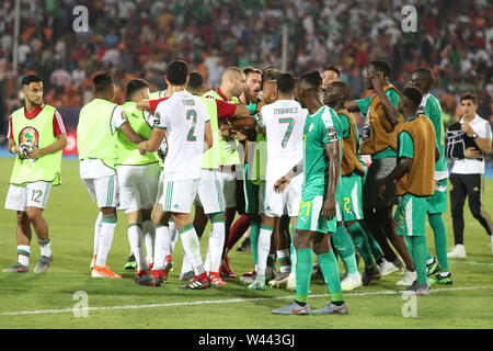 Kairo, Ägypten. 19 Juli, 2019. Algerien und Senegal Spieler Scharmützel während der 2019 Afrika Cup Finale Fußball Match zwischen Senegal und Algerien im Cairo International Stadium. Credit: gehad Hamdy/dpa/Alamy leben Nachrichten Stockfoto