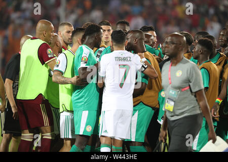 Kairo, Ägypten. 19 Juli, 2019. Algerien und Senegal Spieler Scharmützel während der 2019 Afrika Cup Finale Fußball Match zwischen Senegal und Algerien im Cairo International Stadium. Credit: gehad Hamdy/dpa/Alamy leben Nachrichten Stockfoto