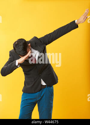 Asiatische Kerl, dab auf der gelben Farbe Hintergrund Stockfoto