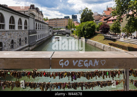 Ufer der Ljubljanica, Ljubljana, Slowenien. Blick vom Metzger Brücke (Mesarski die meisten). Klicken Sie vegan Graffiti. Stockfoto