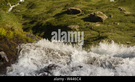 Nahaufnahme der oberen Wasserfall nach unten fallen zu den wunderschönen Bergen, grünen Wiese. Sommer in den Walliser Alpen, Valle d'Aosta, Italien, Europa. Stockfoto