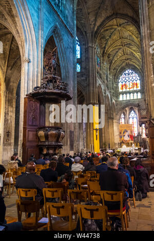 Bordeaux, Frankreich - 5. Mai 2019: Gottesdienst in der Basilika St. Michael in Bordeaux, Aquitaine, Frankreich Stockfoto