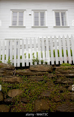 Weiß gestrichene Haus und Zaun in Gamie Stavanger, Norwegen Stockfoto