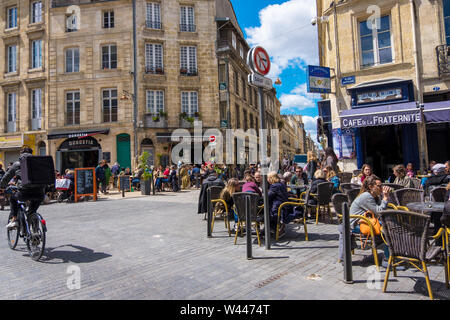 Bordeaux, Frankreich - 5. Mai 2019: Die Einwohner der Stadt und Touristen im Straßencafé und Terrassen auf Platz Meynard in Bordeaux, Frankreich entspannen Stockfoto