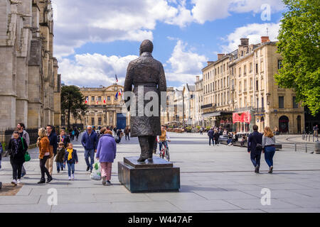 Bordeaux, Frankreich - Mai 5, 2019: Platz Pey Berland, Rathaus, Statue von Jaques Chaban Delmes, ehemaliger Bürgermeister von Bordeaux und Premierminister von Frankreich Stockfoto