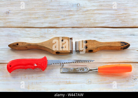 Alte Zimmerhandwerk-werkzeuge, Zyklen, Handsäge und Lüge und Meißel auf einem weißen Holztisch. Stockfoto
