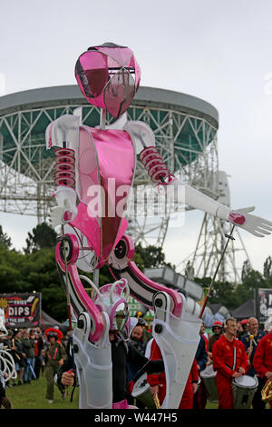 Macclesfield, Großbritannien, 19. Juli 2019. Feiert 50 Jahre seit den Mondlandungen der Bluedot Festival mit vier Tage von Sprechern, Musik und Wissenschaft mit der Lovell Telescope als Hintergrund, Jodrell Bank, Macclesfield, Cheshire, UK im Gange ist. Quelle: Barbara Koch/Alamy leben Nachrichten Stockfoto