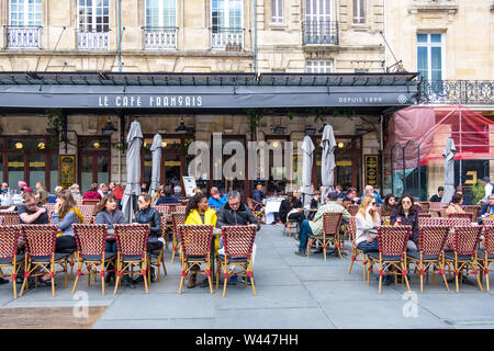 Bordeaux, Frankreich - 5. Mai 2019: ein Volk im Cafe Francais entspannen auf Platz Pey Berland in Bordeaux, Aquitaine, Frankreich Stockfoto