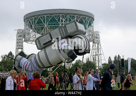 Macclesfield, Großbritannien, 19. Juli 2019. Feiert 50 Jahre seit den Mondlandungen der Bluedot Festival mit vier Tage von Sprechern, Musik und Wissenschaft mit der Lovell Telescope als Hintergrund, Jodrell Bank, Macclesfield, Cheshire, UK im Gange ist. Quelle: Barbara Koch/Alamy leben Nachrichten Stockfoto