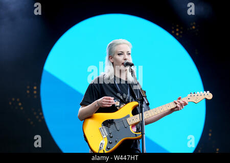 Macclesfield, Großbritannien, 19. Juli 2019. Beth Jeans Houghton, bekannt als Du Blond, führt auf dem Bluedot Festival, Jodrell Bank, Macclesfield, Cheshire, UK. Quelle: Barbara Koch/Alamy leben Nachrichten Stockfoto