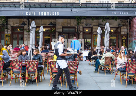 Bordeaux, Frankreich - 5. Mai 2019: ein Volk im Cafe Francais entspannen auf Platz Pey Berland in Bordeaux, Aquitaine, Frankreich Stockfoto