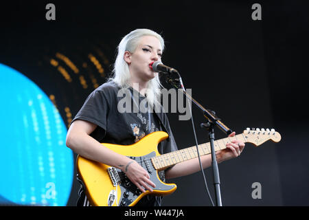 Macclesfield, Großbritannien, 19. Juli 2019. Beth Jeans Houghton, bekannt als Du Blond, führt auf dem Bluedot Festival, Jodrell Bank, Macclesfield, Cheshire, UK. Quelle: Barbara Koch/Alamy leben Nachrichten Stockfoto