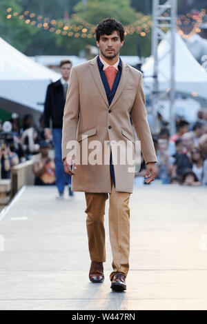 Montreal, Kanada. Ein Modell Spaziergänge auf der Landebahn in den PAUSE-Modus Boutique fashion show während der Mode und Design Festival statt. Stockfoto