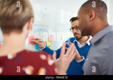 Team von Kreativen tausendjährigen Mitarbeiter in einem Anlauf Brainstorming Strategien Stockfoto