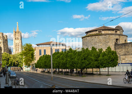Bordeaux, Frankreich - 5. Mai, 2019: Der Turm Pey-Berland und der Nationalen Schule der Magistratur in Bordeaux, Frankreich Stockfoto