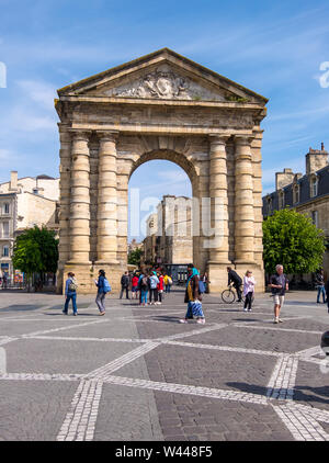 Bordeaux, Frankreich - 6. Mai 2019: ein Volk sind zu Fuß in das Tor der Aquitaine auf dem Siegesplatz in Bordeaux, Frankreich Stockfoto