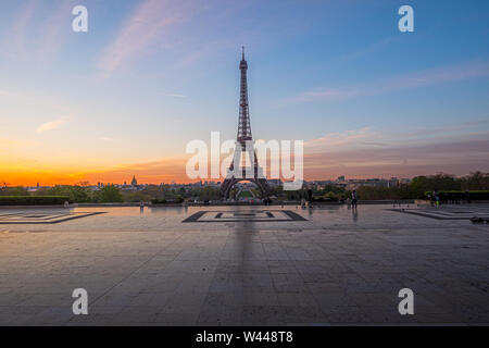 Ein Blick auf den Eiffelturm mit morgen Licht vom Palais de Chaillot in Paris, Frankreich Stockfoto