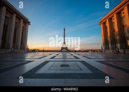 Ein Blick auf den Eiffelturm mit morgen Licht vom Palais de Chaillot in Paris, Frankreich Stockfoto